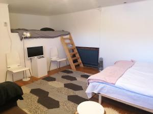 Postel nebo postele na pokoji v ubytování Ett rums lägenhet med egen ingång, parkering