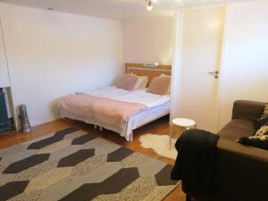 a small bedroom with a bed and a couch at Ett rums lägenhet med egen ingång, parkering in Örebro