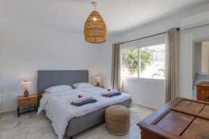 sypialnia z dużym łóżkiem i oknem w obiekcie Luxury Villa Andalucia Seaview Private Pool close to Centre w mieście Benalmádena