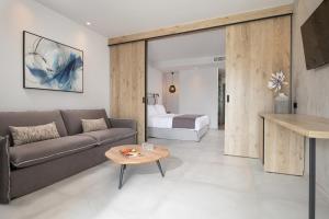 ein Wohnzimmer mit einem Sofa und einem Tisch in der Unterkunft Lagomandra Luxury Suites with Private Pools in Nikiti