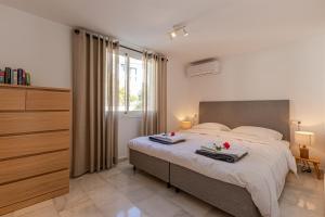 sypialnia z dużym łóżkiem i oknem w obiekcie Luxury Villa Andalucia Seaview Private Pool close to Centre w mieście Benalmádena +37 zdjęć