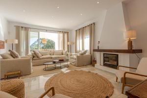 sala de estar con sofá y chimenea en Luxury Villa Andalucia Seaview Private Pool close to Centre, en Benalmádena