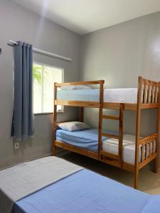 zwei Etagenbetten in einem Zimmer mit Fenster in der Unterkunft Apuama Hostel in Ubajara
