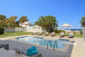 basen z leżakami i krzesłami nad oceanem w obiekcie Villa Rhodes Sea View II by Villa Plus w miejscowości Ixiá +12 zdjęć