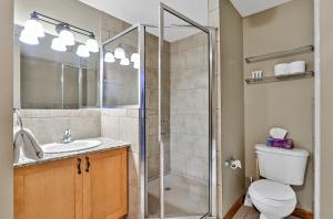 Phòng tắm tại Inviting Rocky Mountain HOT TUB in Top Rated Condo managed by Little Sister Getaways +28 ảnh