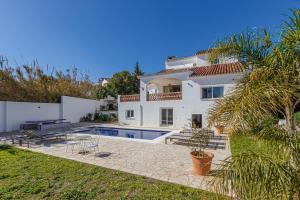 eine Villa mit einem Pool und einem Haus in der Unterkunft Luxury Villa Andalucia Seaview Private Pool close to Centre in Benalmádena