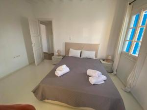 um quarto com uma cama com duas toalhas em Fabrica Sunset Apartments em Megali Ammos