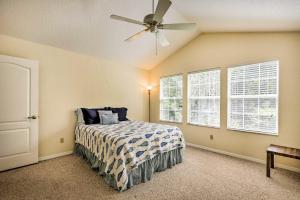 1 dormitorio con 1 cama y ventilador de techo en Charming Waldo Getaway Near Lake Santa Fe!, en Waldo