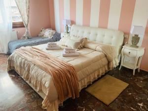 ローマにあるMami Guest House Romeのベッドルーム1室(大型ベッド1台、枕2つ付)