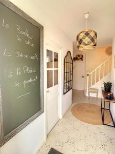 un mur de tableau noir dans une chambre avec un escalier dans l'établissement Les Glycines de Monchy- Chambres d'hôtes, à Monchy-Humières