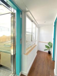 een lege kamer met een raam en een potplant bij Apartamentos Giralda, centro Histórico Sevilla in Sevilla +47 foto's