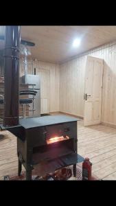 cocina con fogones y chimenea en Bakhmaro en Chʼokhatauri