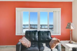 un soggiorno con divano e finestra di Anthony's on the Beach a Cocoa Beach