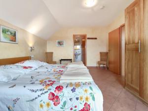 a bedroom with a bed with a floral bedspread at 4 Kreuzstraße Laaschhof in Nusbaum