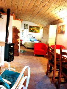 ein Wohnzimmer mit einem Bett, einem Tisch und Stühlen in der Unterkunft Romantic loft in Pitigliano
