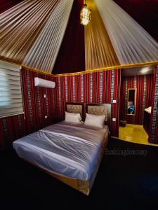 Cama en habitación con tienda en Rum Kingdom Camp en Wadi Rum