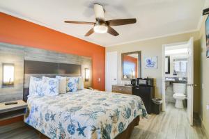 1 dormitorio con 1 cama y ventilador de techo en Anthony's on the Beach, en Cocoa Beach