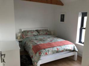 Postel nebo postele na pokoji v ubytování Cottage near Loughrea