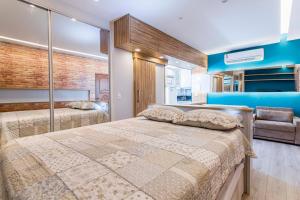 sypialnia z 2 łóżkami i kanapą w obiekcie Otimo loft c WiFi a 500m da Praia de Copacabana RJ w mieście Rio de Janeiro