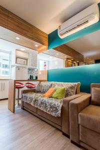 Pokój z łóżkiem, kanapą i kuchnią w obiekcie Otimo loft c WiFi a 500m da Praia de Copacabana RJ w mieście Rio de Janeiro