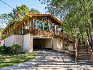 una grande casa con garage e balcone di Heaven a Karnack