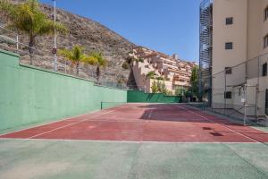 Tenis lub squash w obiekcie Castle Harbour Cozy Studio Heated Pool Los Cristianos LoveTenerife lub w pobliżu