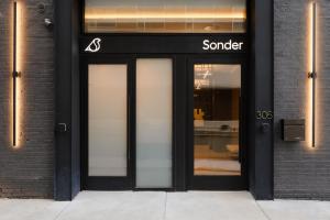 費城的住宿－Sonder Onyx，门上带有沙器标志的商店前