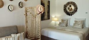 - une chambre avec deux lits, une chaise et un miroir dans l'établissement La Perle des Caraïbes, à Sainte-Anne 41 autres photos