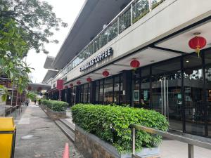 un edificio con un cartel en el costado en The Cozy Place Condo in Pasig Phil, en Manila