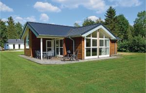 drewniany domek z dachem na trawniku w obiekcie Beautiful Home In Herning With Kitchen w mieście Kølkær