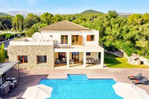 eine Villa mit einem Pool und einem Haus in der Unterkunft Villa Casa de Pedra by Villa Plus in Crestatx
