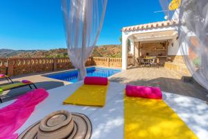 Cette villa dispose d'une piscine et d'une terrasse. dans l'établissement Villa Piedras Blancas by Villa Plus, à Frigiliana