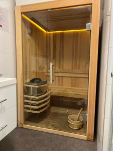 einen Schrank mit einer Glastür in einer Küche in der Unterkunft Holiday Home Maridu Wellness in Arnhem