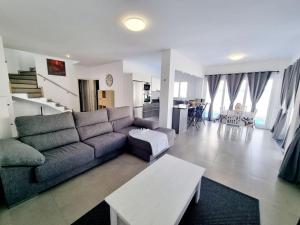 salon z kanapą i stołem w obiekcie Luxury Villa Zen w Puerto del Carmen