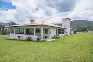 a house in a field with a grass yard at EIT Eco Inteligente in Alto Paraíso de Goiás