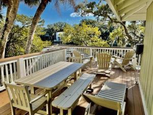une terrasse couverte avec une table de pique-nique et des chaises. dans l'établissement Austin's Serenity, à Edisto Island