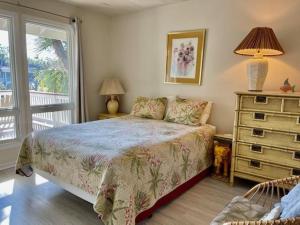 - une chambre avec un lit, une commode et une fenêtre dans l'établissement Austin's Serenity, à Edisto Island