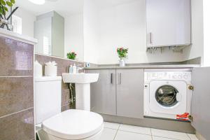 Koupelna v ubytování Alpha Properties 1 - Luxury One Bedroom within a Shared Four Bedroom House with Free Parking, Fast Wifi, SmartTV with Netflix + 29 fotografií