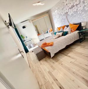 una camera con un letto e un grande specchio di Fabulous Lakeside Family Apartment | 4 Rooms a Montreux