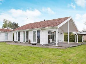 TogeholtにあるTwo-Bedroom Holiday home in Præstø 1の白家