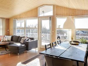 - un salon avec une table et un canapé dans l'établissement Holiday home Slagelse XLII, à Slagelse
