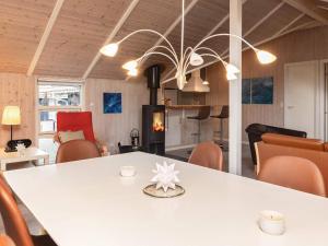 comedor con mesa blanca y sillas en Three-Bedroom Holiday home in Hals 1, en Hals