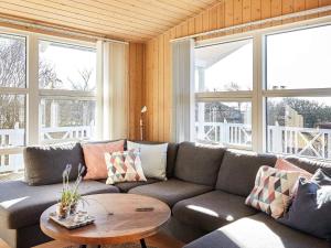 - un salon avec un canapé et une table dans l'établissement Holiday home Slagelse XLII, à Slagelse