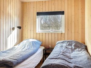 - une chambre avec un lit et une fenêtre dans l'établissement Holiday home Slagelse XLII, à Slagelse