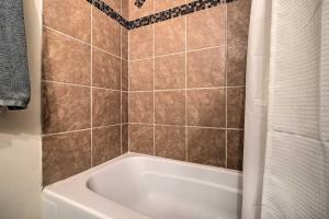 y baño con bañera blanca y ducha. en Washington DC Apartment at Rock Creek Park!, en Washington 27 fotos más