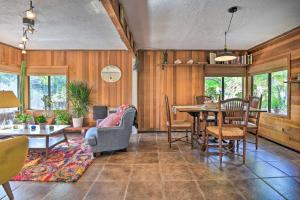 een woonkamer met houten wanden en een tafel en stoelen bij Cozy California Abode Near Malibu Beaches! in Topanga