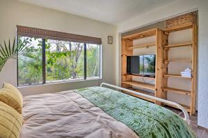 een slaapkamer met een bed, een raam en een tv bij Cozy California Abode Near Malibu Beaches! in Topanga