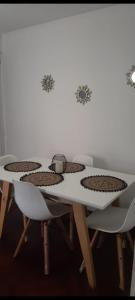 una mesa con 4 sillas, una mesa blanca y una mesa en Hermoso departamento Tucuman en San Miguel de Tucumán
