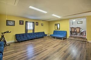 Χώρος καθιστικού στο Central Hot Springs Family Home with Deck!