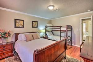 Ένα ή περισσότερα κρεβάτια σε δωμάτιο στο Central Hot Springs Family Home with Deck!